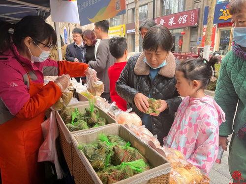 魏县南市场吃瓜,夏日吃瓜盛宴，品味生活百态