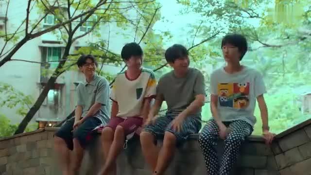 三百多个男孩吃瓜,欢乐时光难忘