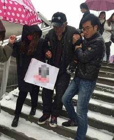 流浪老人吃瓜,瓜果相伴的温情岁月