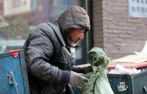 老头站墙角吃瓜