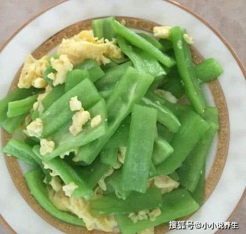 给奶奶吃蛇瓜,为奶奶精心烹饪的蛇瓜佳肴